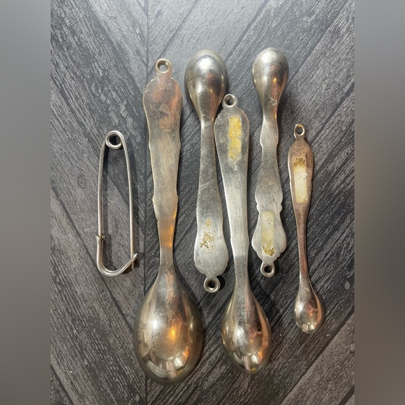 Country Kitchen ANTHROPOLOGIE 5 Piece Measuring Spoon Set on Safety Pin Holder - Picture 8 of 11